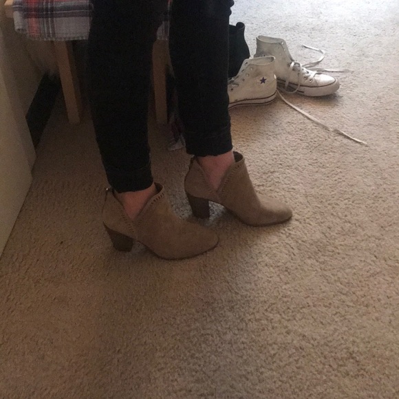 Beige Vince Camuto booties - Picture 3 of 3